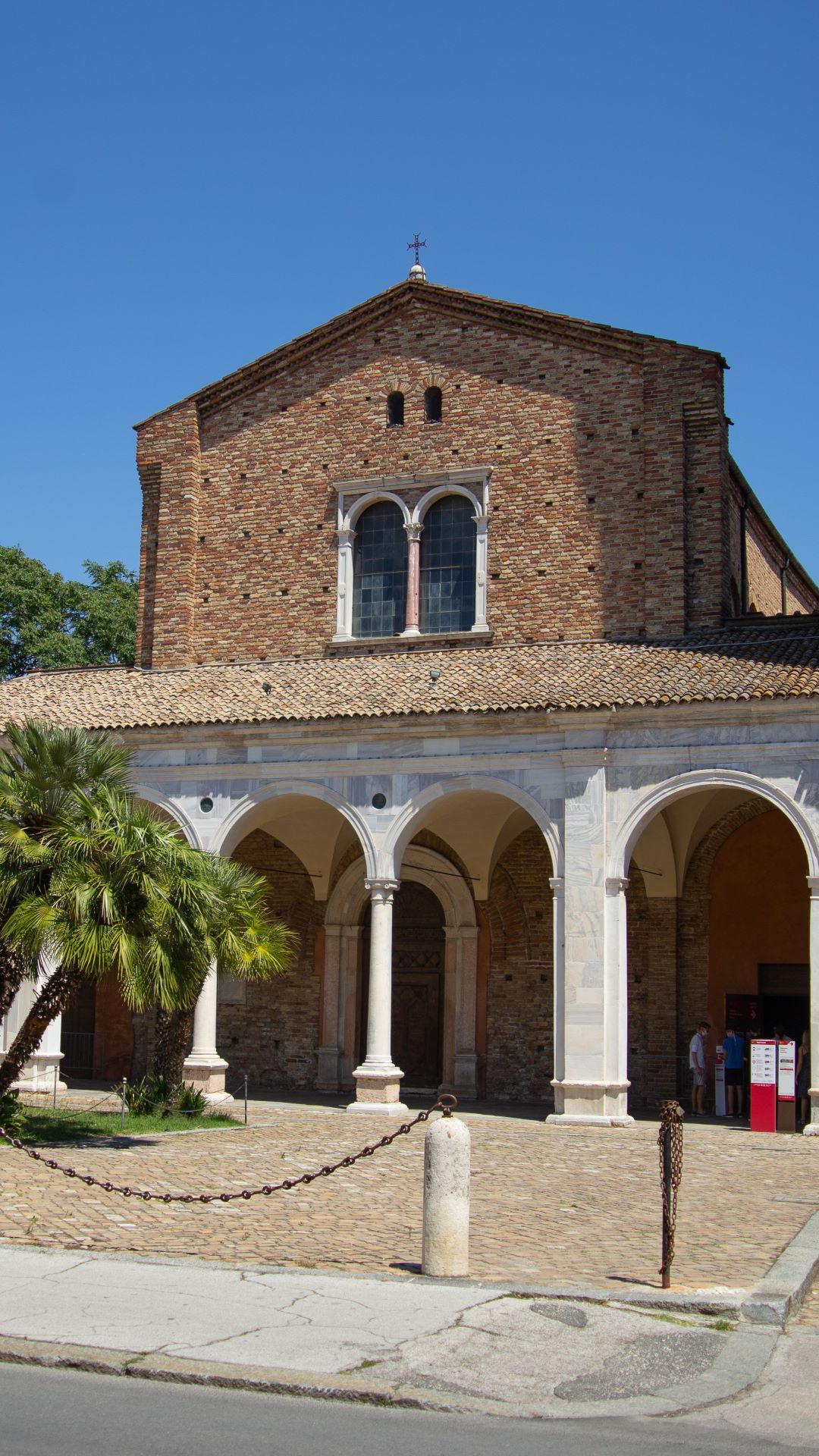 Esterno della basilica di Sant'Apollinare Nuovo.