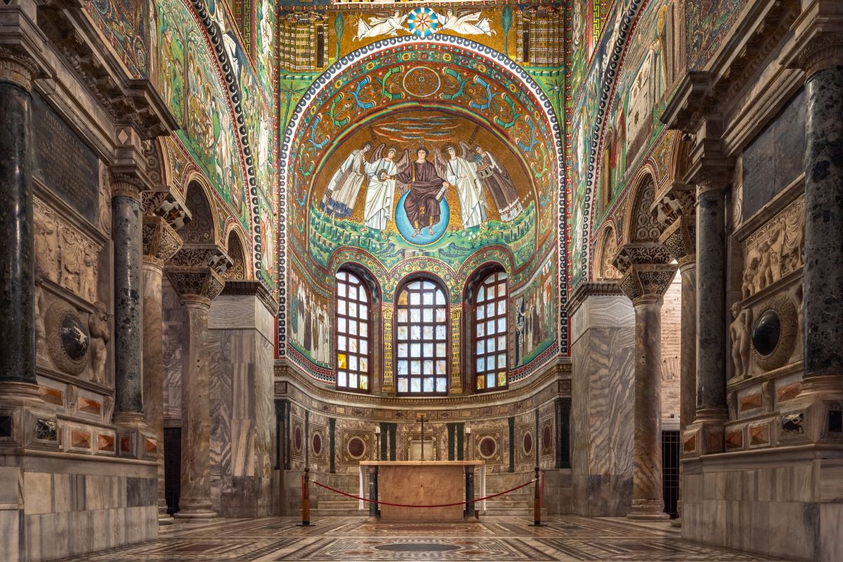 Ravenna, vista dei mosaici dell'abside di San Vitale.