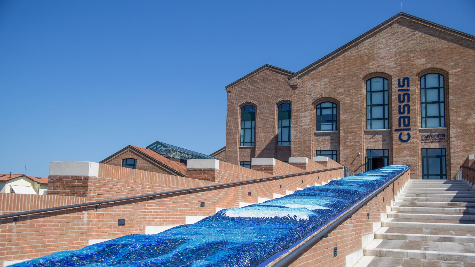 Ravenna, esterno del Museo Classis con in primo piano il mosaico dell'Onda.