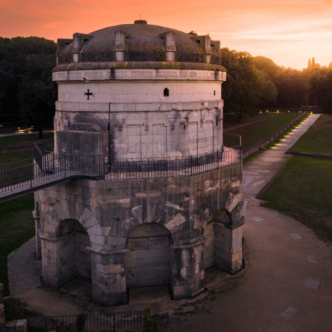 Ravenna, il mausoleo di Teodorico al tramonto.