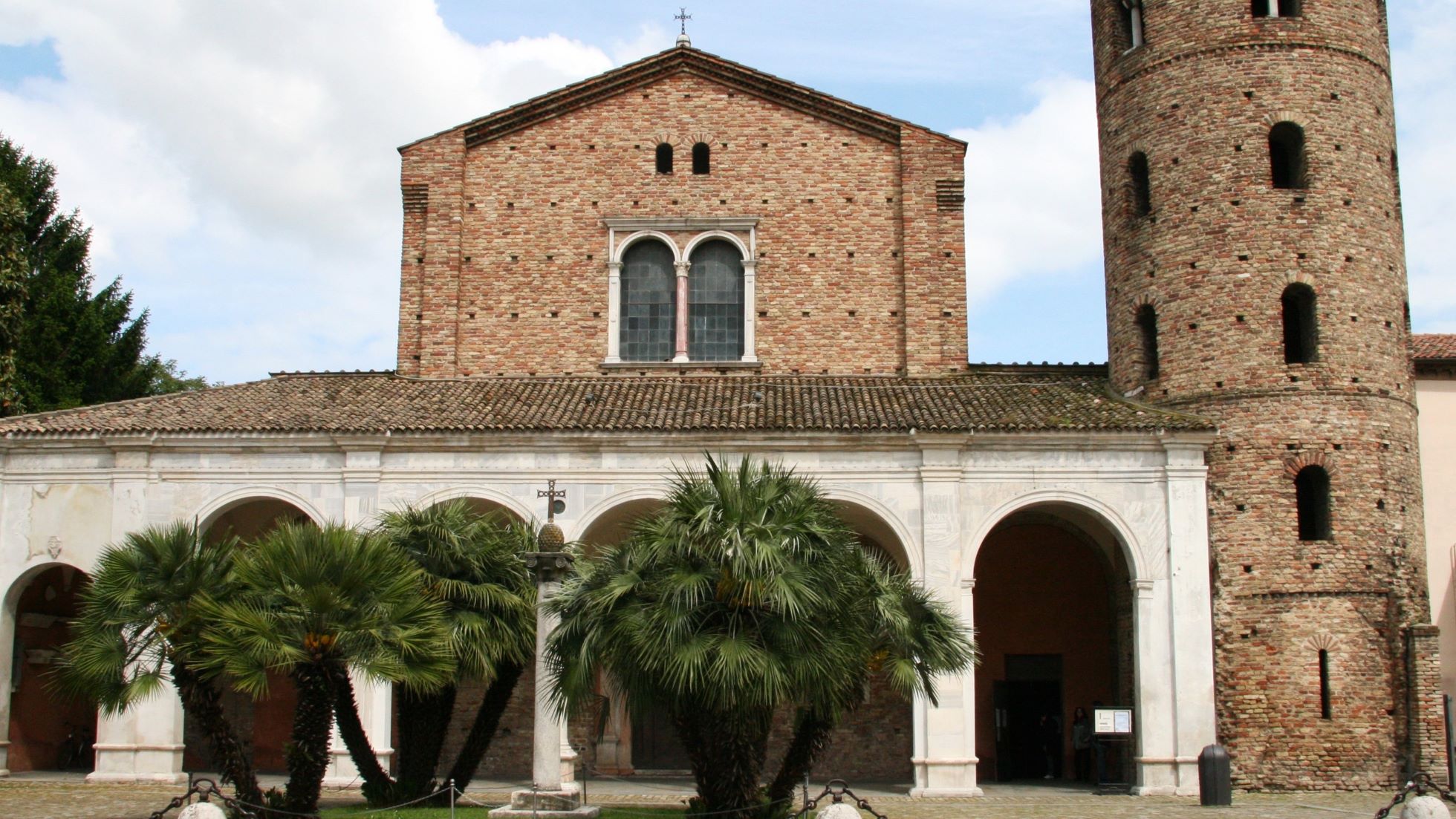 Ravenna, esterno della basilica di Sant'Apollinare Nuovo.