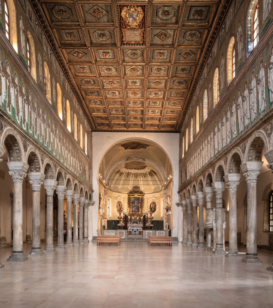 Ravenna, vista interna della navata centrale di Sant'Apollinare Nuovo.