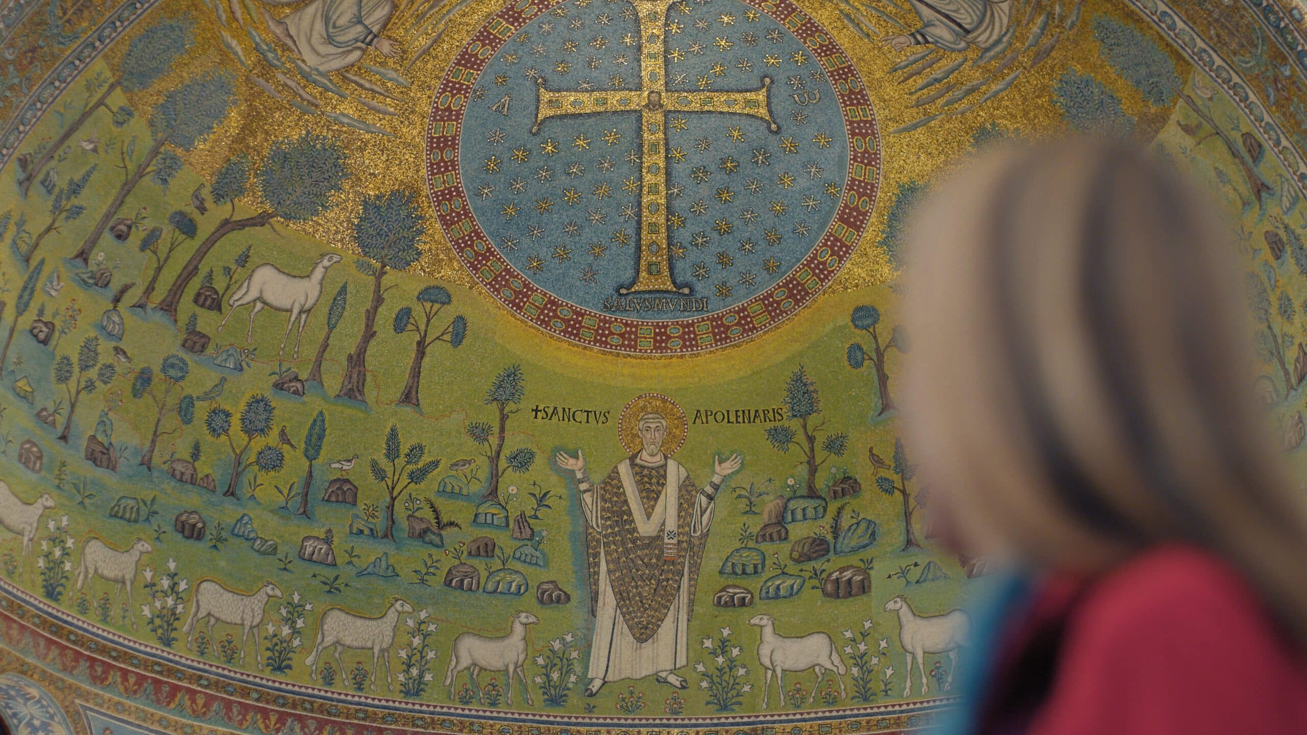 Ravenna, una donna ammira il mosaico nell'abside di Sant'Apollinare in Classe.