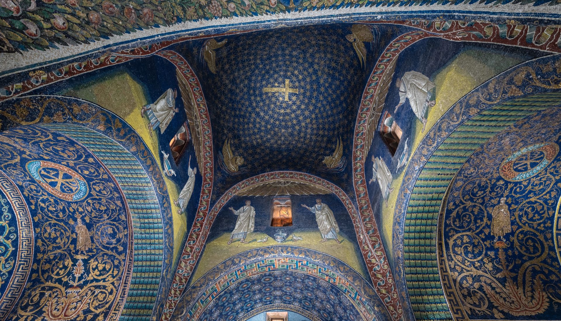 Ravenna, panoramica dell'interno del Mausoleo di Galla Placidia.