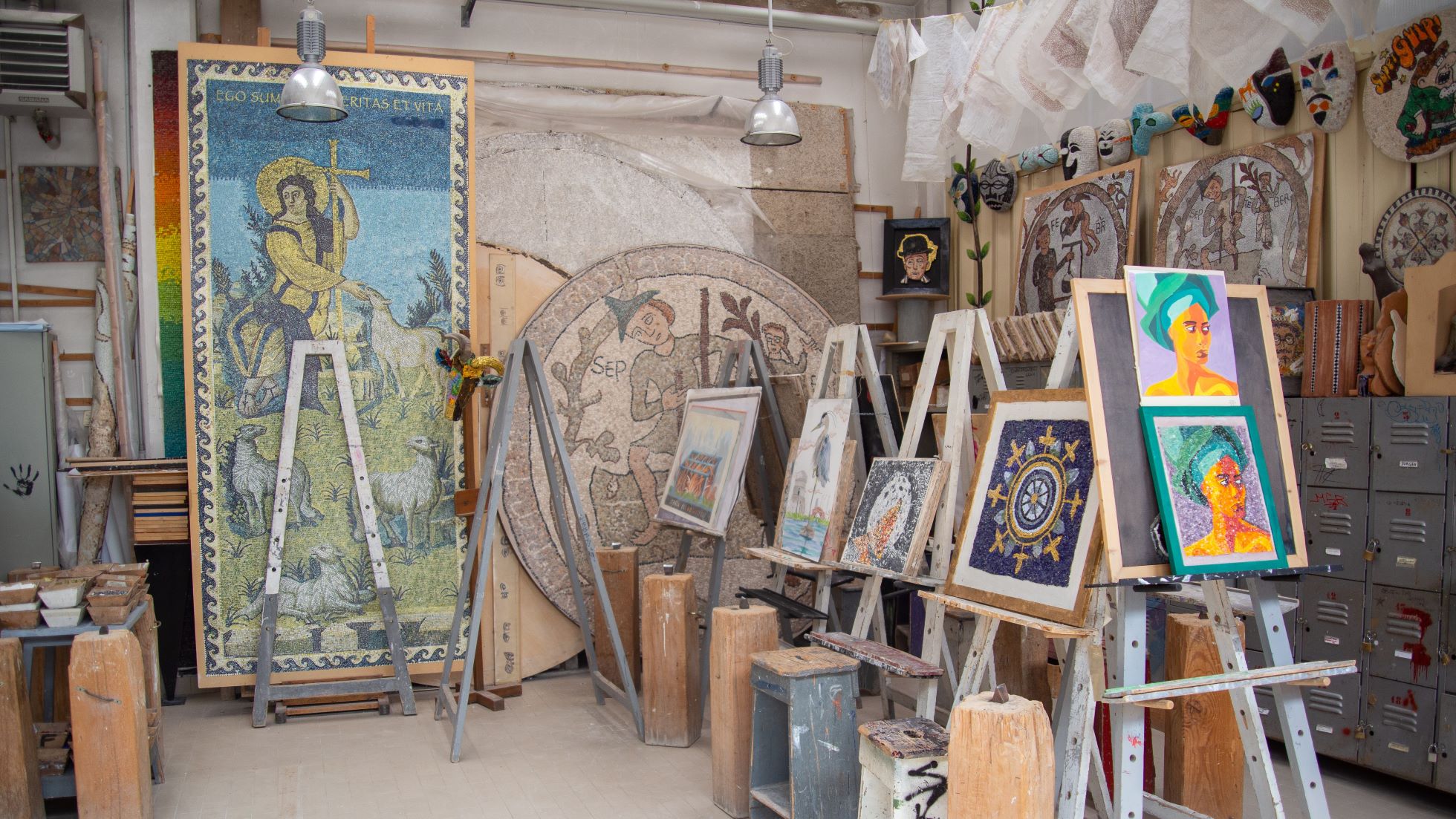 Ravenna, il laboratorio di mosaico di una scuola con cavalletti e mosaici.