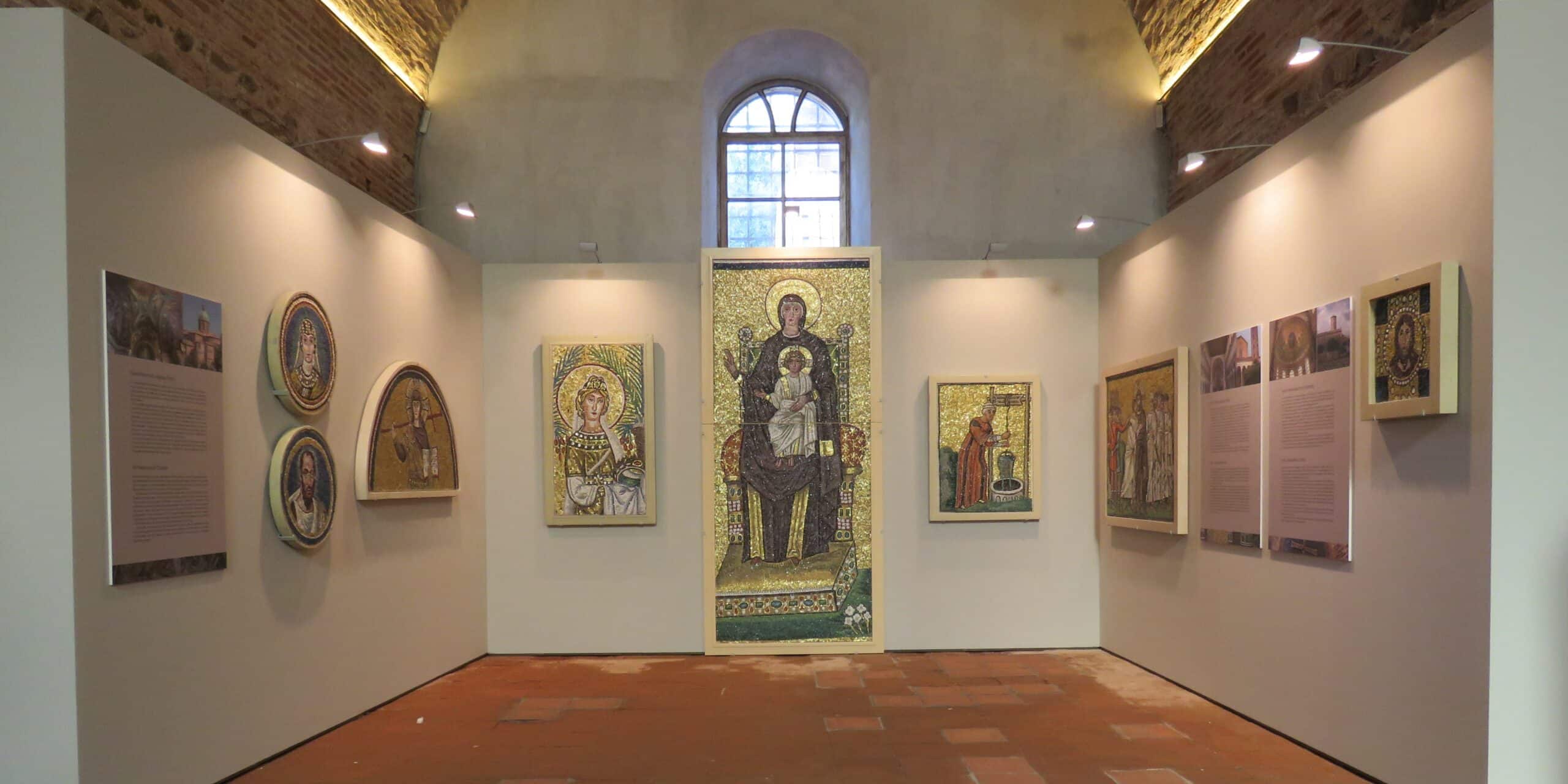 Una sala della mostra dei mosaici antichi di Ravenna a Salonicco.