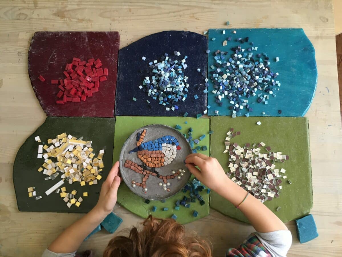 Laboratorio di mosaico per bambini.